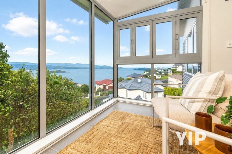 Photo of property in 41 Dress Circle, Newlands, Wellington, 6037