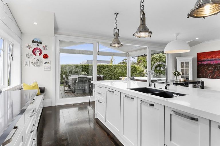 Photo of property in 35 Seaview Avenue, Northcote, Auckland, 0627