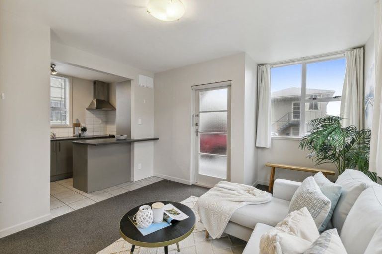 Photo of property in 3/127 Queens Drive, Lyall Bay, Wellington, 6022