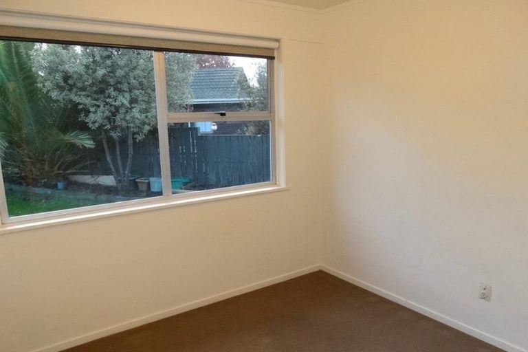 Photo of property in 28 Felgrove Street, Glendene, Auckland, 0602