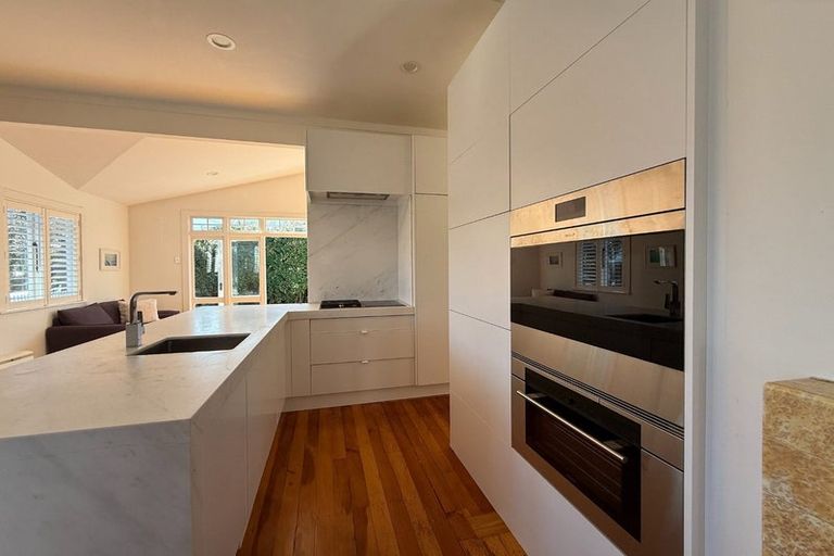 Photo of property in 6 Belle Vue Avenue, Northcote Point, Auckland, 0627