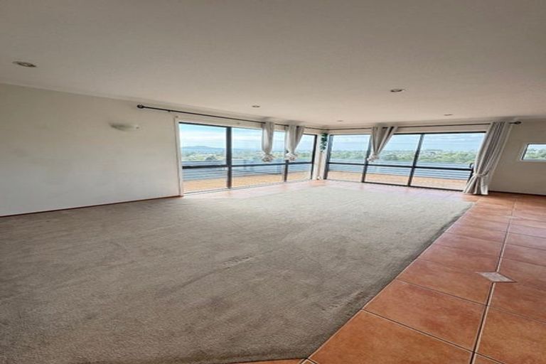 Photo of property in 6 Shearwater Rise, Rothesay Bay, Auckland, 0630