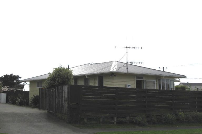 Photo of property in 2 Karyn Street, Castlecliff, Whanganui, 4501