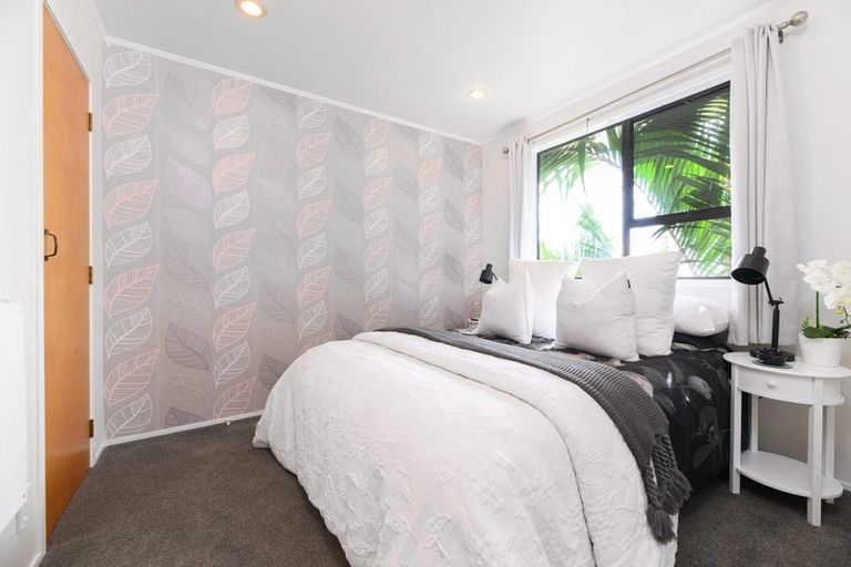 Photo of property in 17 Foyle Place, Glendene, Auckland, 0602