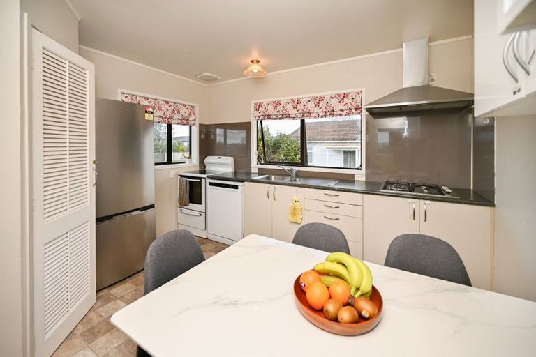 Photo of property in 1/2 Northall Road, New Lynn, Auckland, 0600