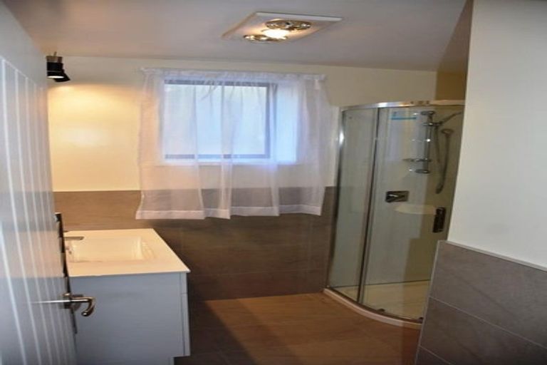 Photo of property in 2b Grenadine Place, Unsworth Heights, Auckland, 0632