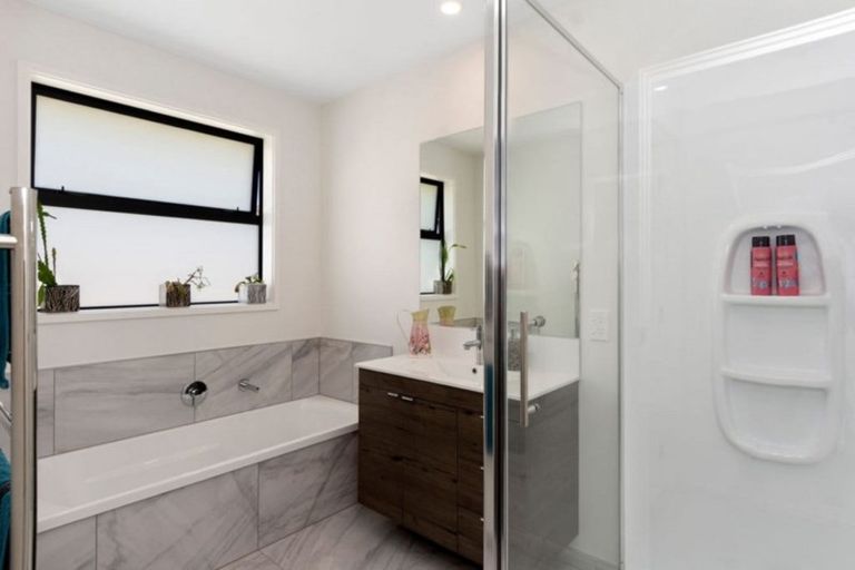 Photo of property in 12 Charlotte Drive, Omokoroa, 3114