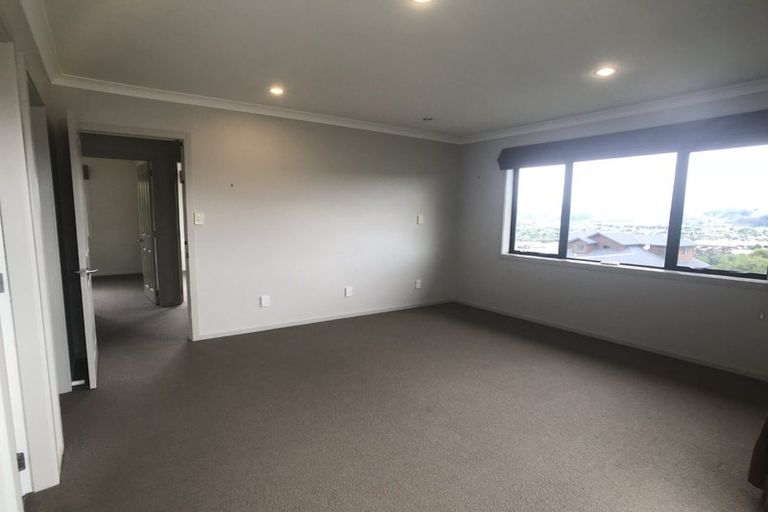 Photo of property in 17 James Nairn Grove, Riverstone Terraces, Upper Hutt, 5018