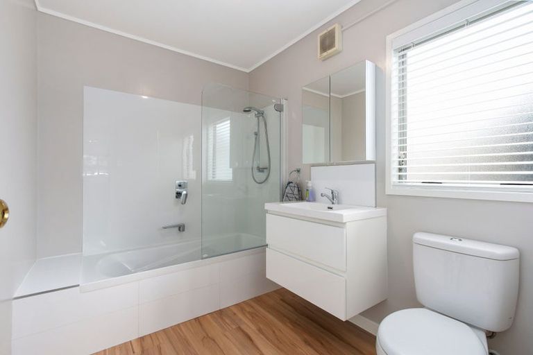 Photo of property in 13 Caspian Close, New Lynn, Auckland, 0600