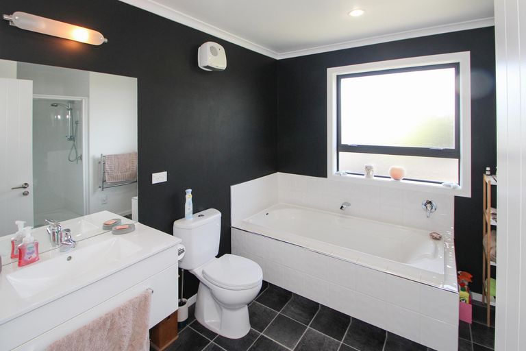 Photo of property in 17 Blue Stone Drive, Waiareka Junction, Oamaru, 9401