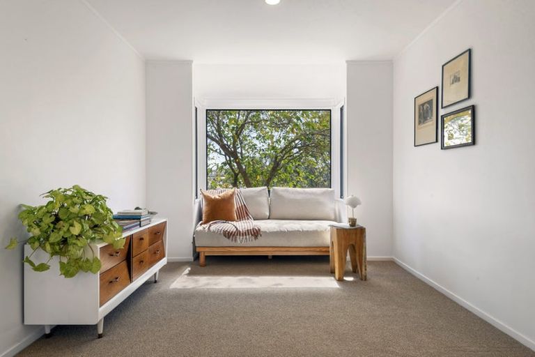 Photo of property in 2/12 Helicon Place, Totara Vale, Auckland, 0629