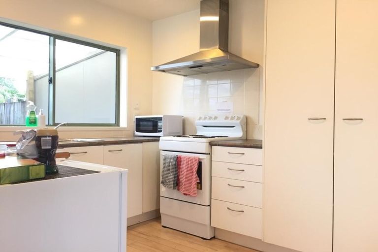 Photo of property in 2/5 Kilham Avenue, Northcote, Auckland, 0627