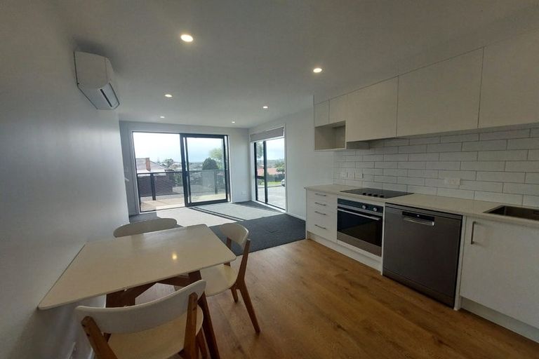Photo of property in 1/1 Fruitvale Road, New Lynn, Auckland, 0600