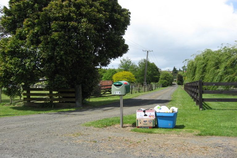 Photo of property in 214 Boord Crescent, Kumeu, 0891