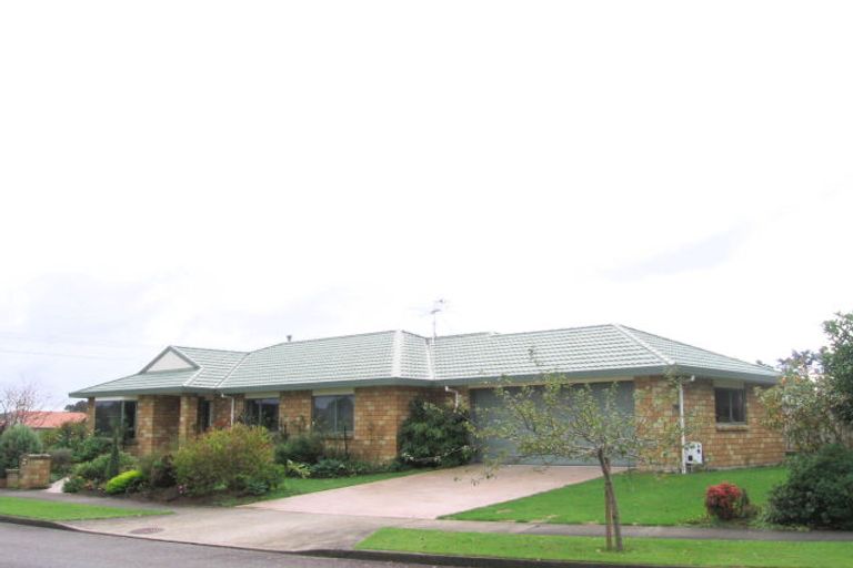 Photo of property in 2 Balmerino Grove, Waikanae, 5036