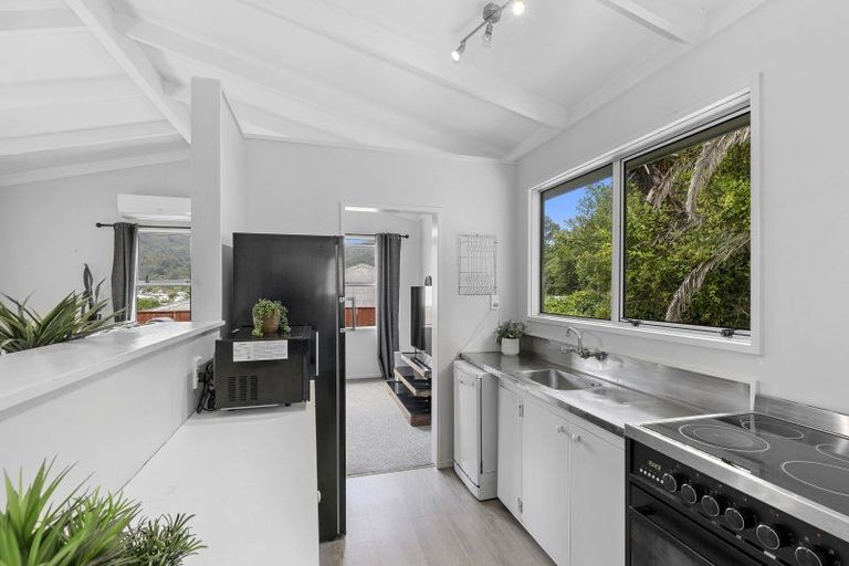 Photo of property in 7 Waipuna Grove, Stokes Valley, Lower Hutt, 5019