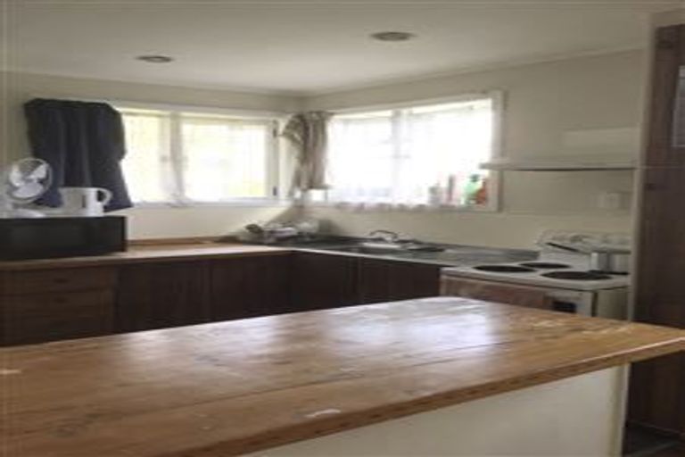 Photo of property in 35 Amberley Avenue, Te Atatu South, Auckland, 0610