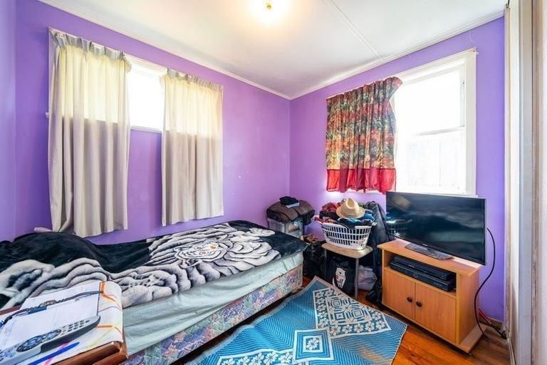 Photo of property in 6 Worcester Place, Cannons Creek, Porirua, 5024