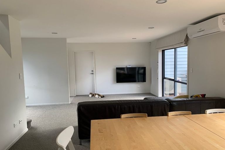 Photo of property in 2/100 Eversleigh Road, Belmont, Auckland, 0622