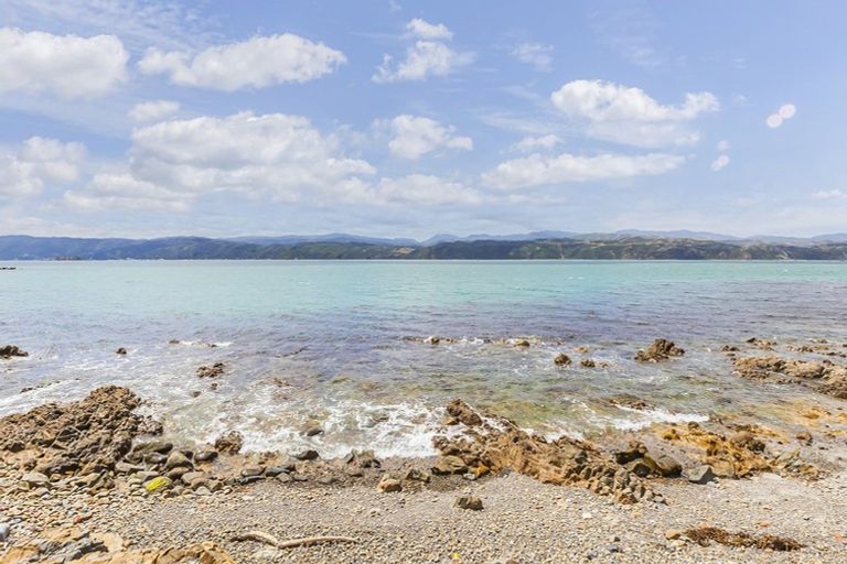 Photo of property in 283 Karaka Bay Road, Karaka Bays, Wellington, 6022