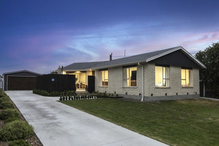 Photo of property in 28 Denniston Crescent, Redwood, Christchurch, 8051