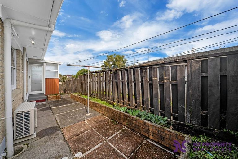 Photo of property in 2/17 Jenelin Road, Glendene, Auckland, 0602