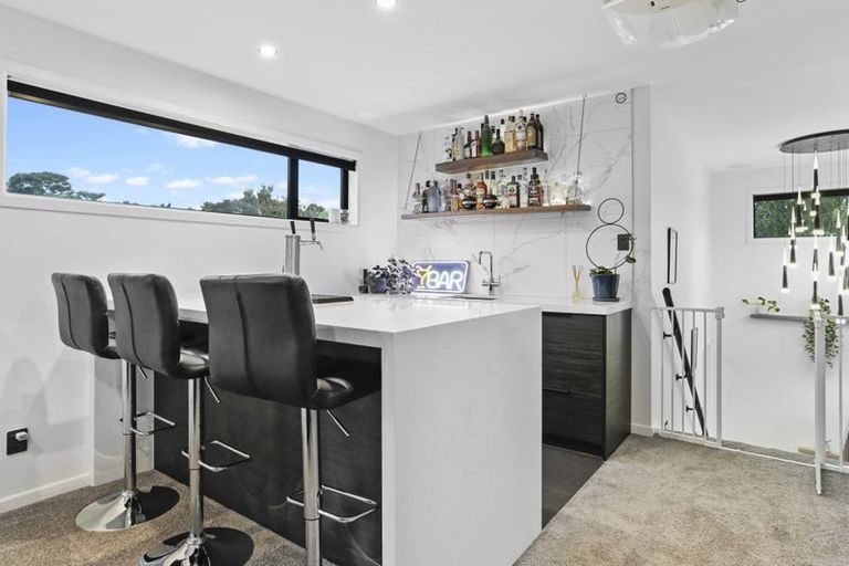 Photo of property in 18 Atkinson Road, Titirangi, Auckland, 0604