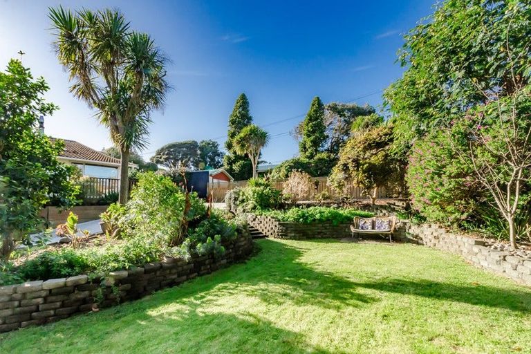 Photo of property in 15 Tiromoana Road, Raumati South, Paraparaumu, 5032