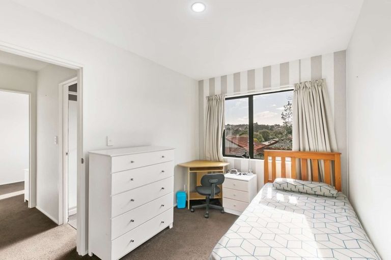 Photo of property in 5/44 Fields Parade, Oteha, Auckland, 0632