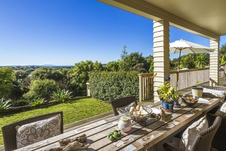 Photo of property in 121 Wade River Road, Stanmore Bay, Whangaparaoa, 0932