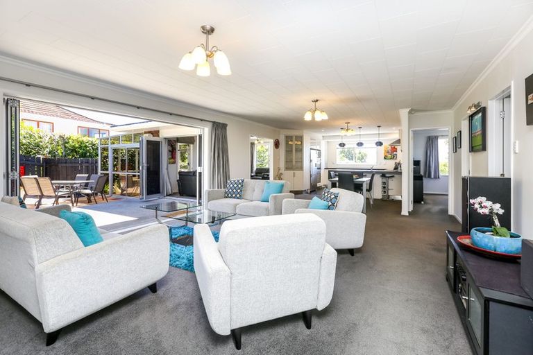 Photo of property in 1 Cabot Place, Frankleigh Park, New Plymouth, 4310