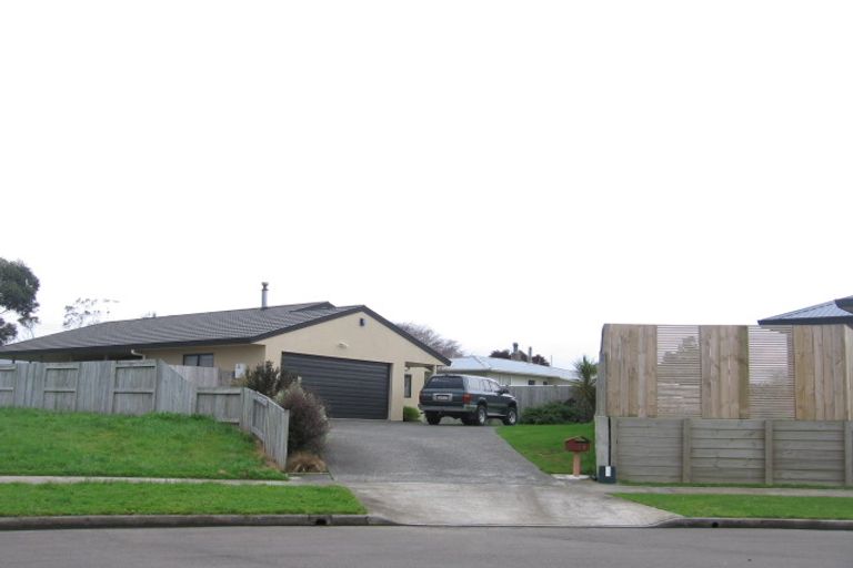 Photo of property in 10 Sunshine Place, Kelvin Grove, Palmerston North, 4414