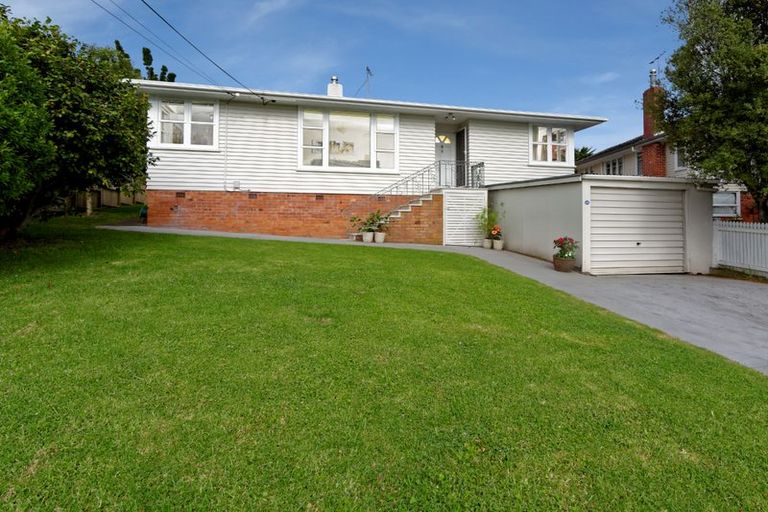 Photo of property in 8 Kelwyn Road, Kelston, Auckland, 0602