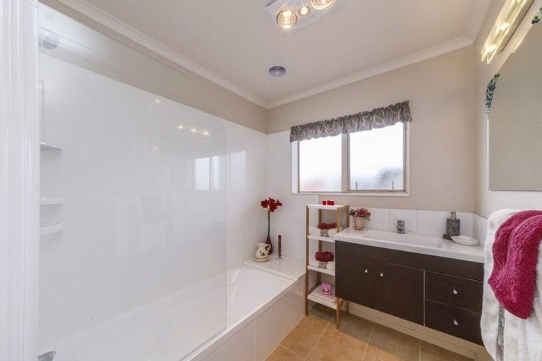 Photo of property in 11 Chestnut Close, Kelvin Grove, Palmerston North, 4414