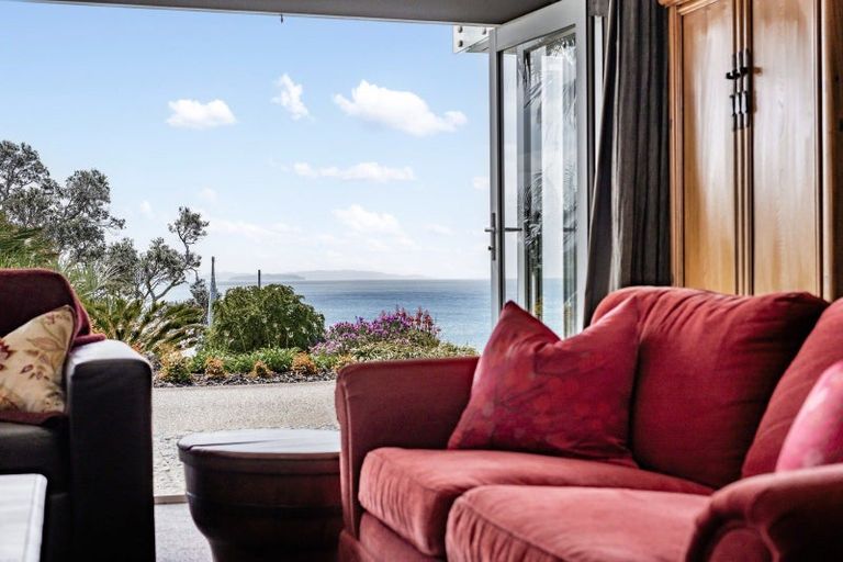 Photo of property in 33 Chelverton Terrace, Red Beach, 0932