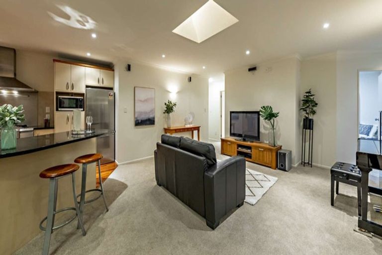 Photo of property in 2 Moravale Lane, Flat Bush, Auckland, 2016