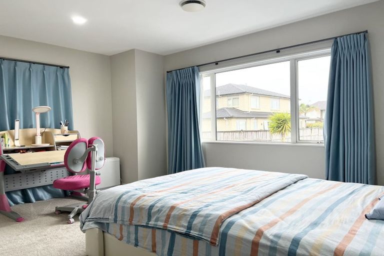 Photo of property in 68 Harrowglen Drive, Northcross, Auckland, 0630