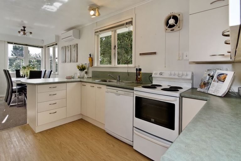 Photo of property in 8 Kelwyn Road, Kelston, Auckland, 0602