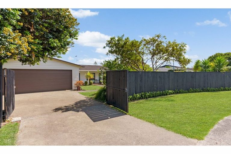 Photo of property in 6 Edgewater Grove, Orewa, 0931