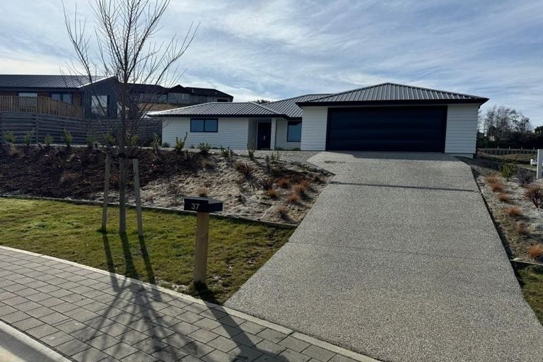 Photo of property in 37 Tomtit Crescent, Lake Hawea, 9382