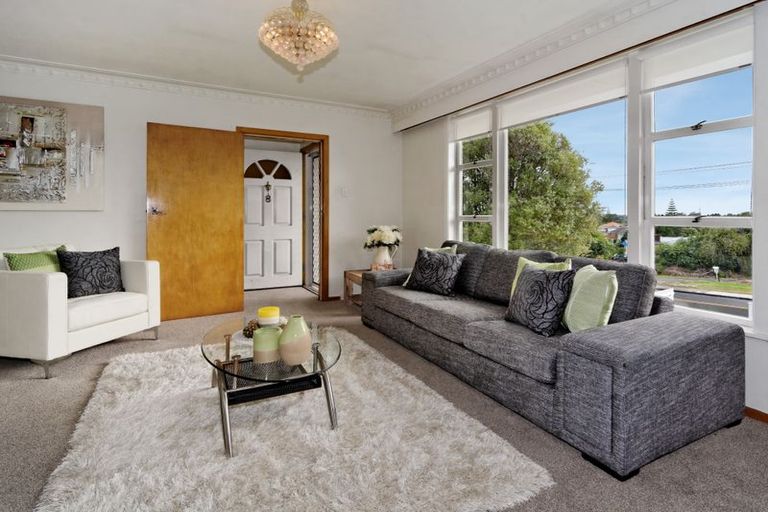 Photo of property in 8 Kelwyn Road, Kelston, Auckland, 0602