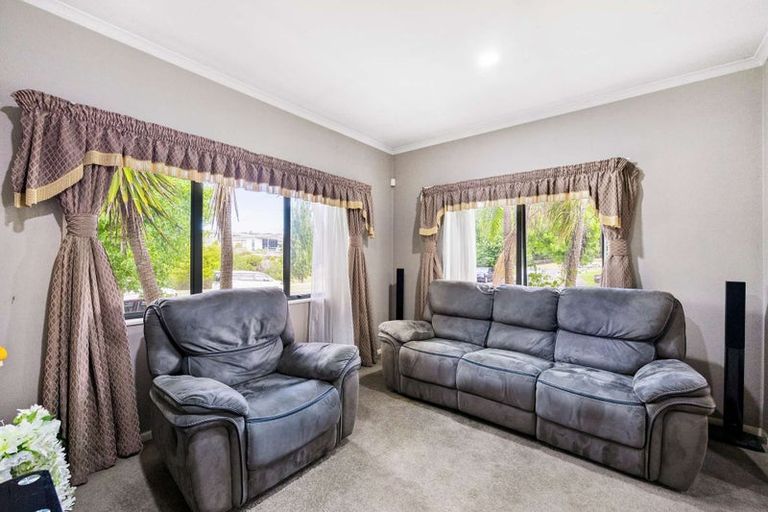 Photo of property in 1 Seresin Crescent, Flat Bush, Auckland, 2016