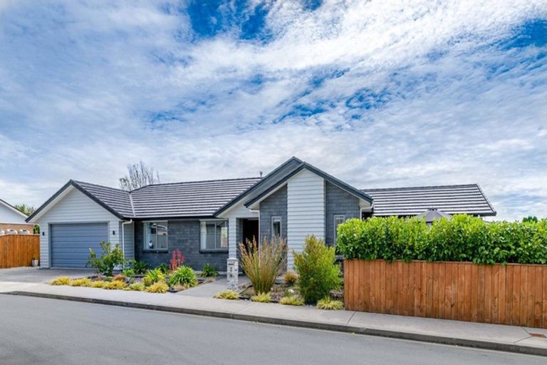 Photo of property in 6 Saint Vincent Way, Waikanae, 5036