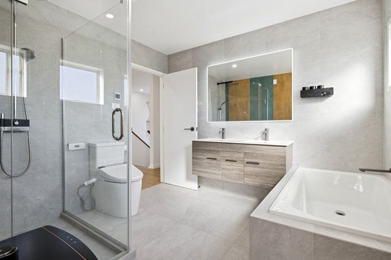 Photo of property in 16 Almond Grove, Greenhithe, Auckland, 0632