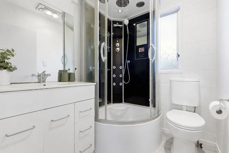 Photo of property in 1/92 Lake Road, Northcote, Auckland, 0627