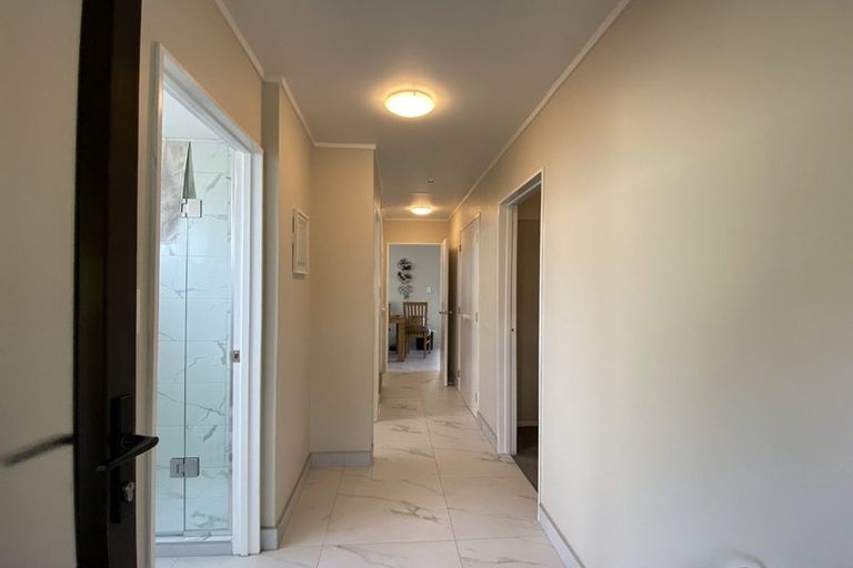 Photo of property in 3/25a Beach Road, Te Atatu Peninsula, Auckland, 0610