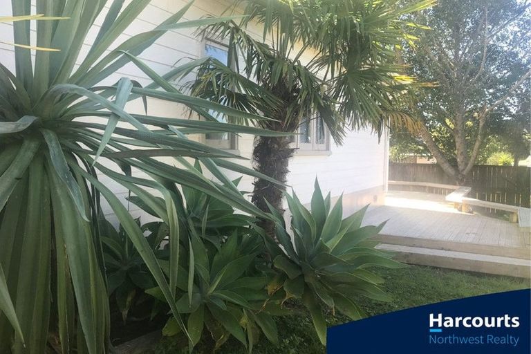 Photo of property in 1a Truscott Place, West Harbour, Auckland, 0618