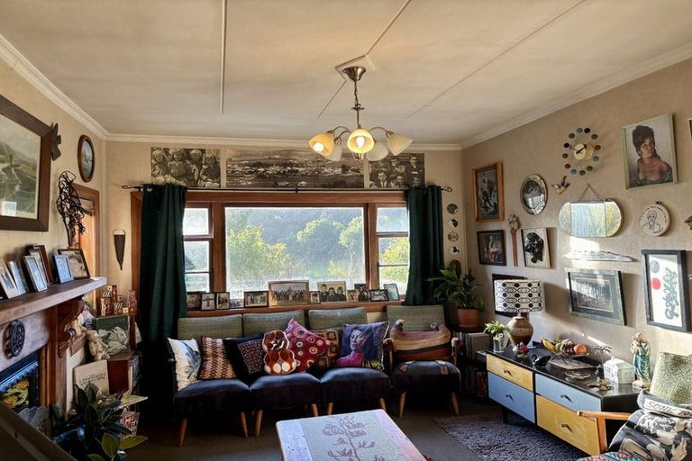 Photo of property in 48 Pinehaven Road, Pinehaven, Upper Hutt, 5019