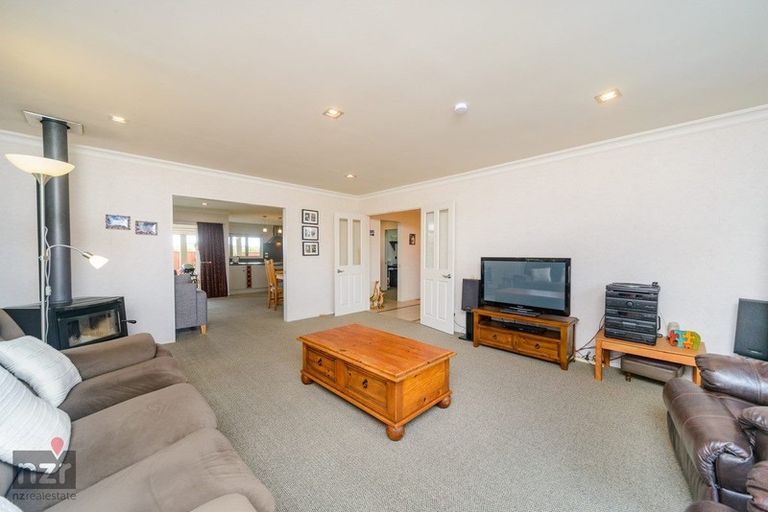 Photo of property in 3 Ron Place, Fitzherbert, Palmerston North, 4410