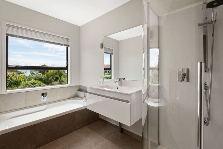 Photo of property in 2 Gellibrand Place, Omokoroa, 3114